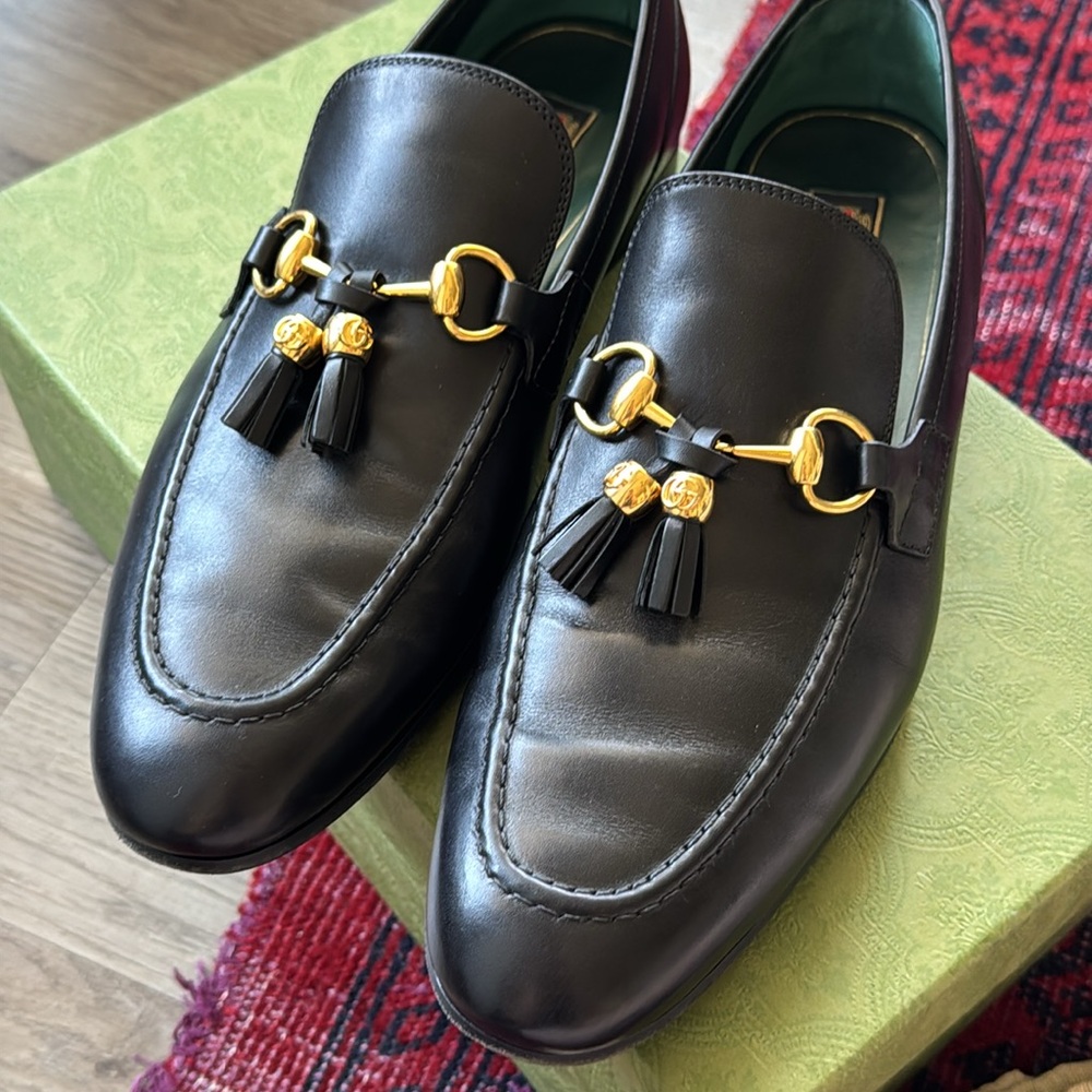 Gucci - Black Leather Loafers with Gold Accents - Picture 3 of 7